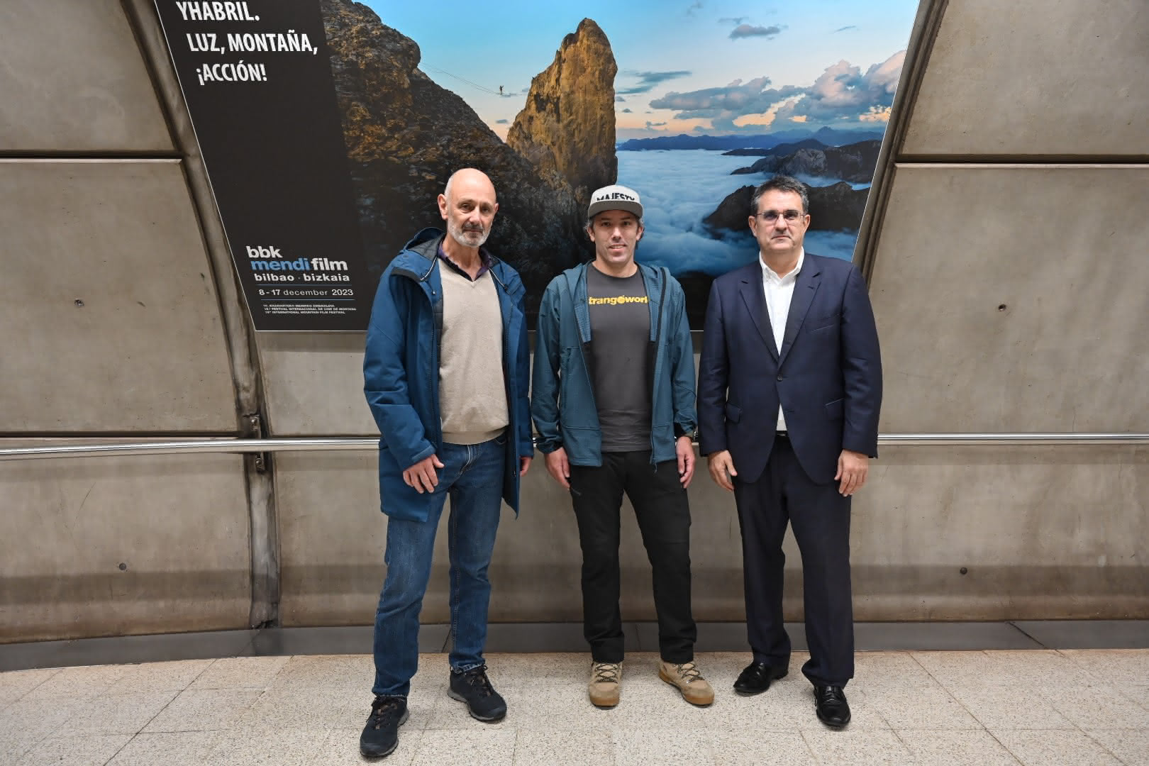 Representantes de Metro Bilbao con Yhabril Moro