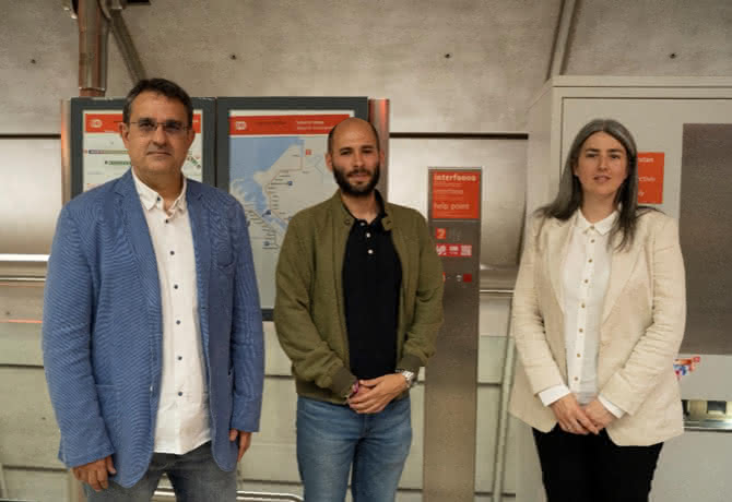 Aitor Bedialauneta, Presidente de Euskal Gorrak; Usue Vallejo, delegada de ONCE Euskadi; y Eneko Arruebarrena, director gerente de Metro Bilbao